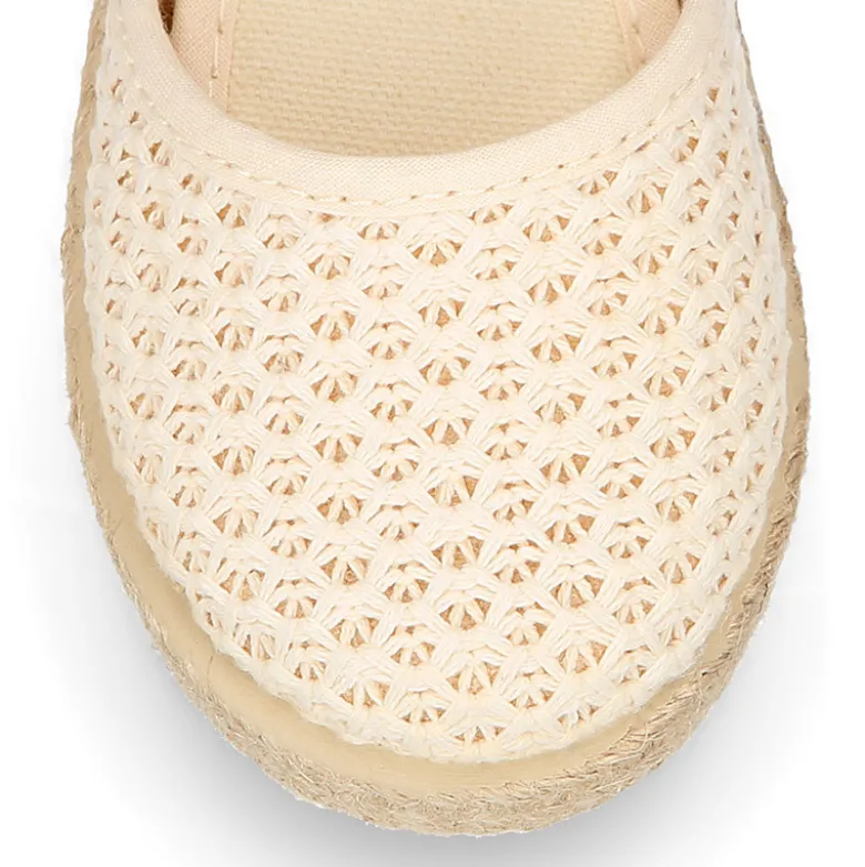 Alpargata de niña con hebilla en lona crochet