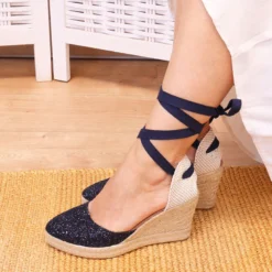 Alpargata mujer con cintas y piso doble en V en piel con Glitter Marino.