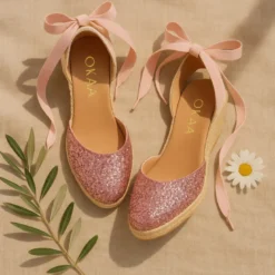 Alpargata mujer con cintas y piso doble en V en piel con Glitter rosa.