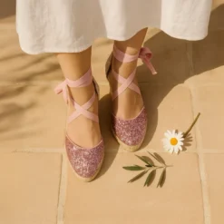 Alpargata mujer con cintas y piso doble en V en piel con Glitter rosa.