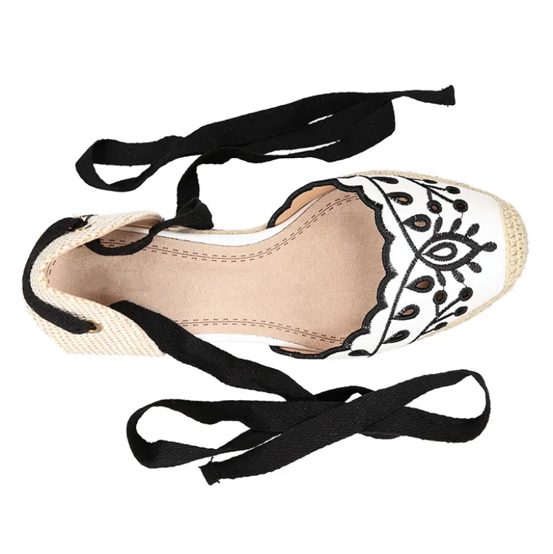 Alpargata mujer tradicional con cuña y diseño con flores y cintas.