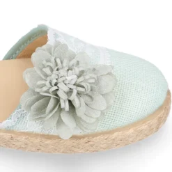 Alpargata niña arras en lino con puntilla y flor.