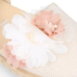 Alpargata niña arras en lino crudo con diseño floral.