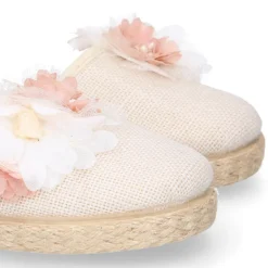 Alpargata niña arras en lino crudo con diseño floral.