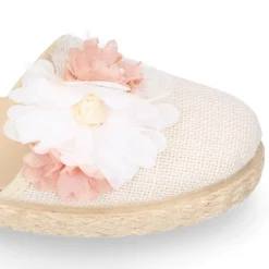 Alpargata niña arras en lino crudo con diseño floral.