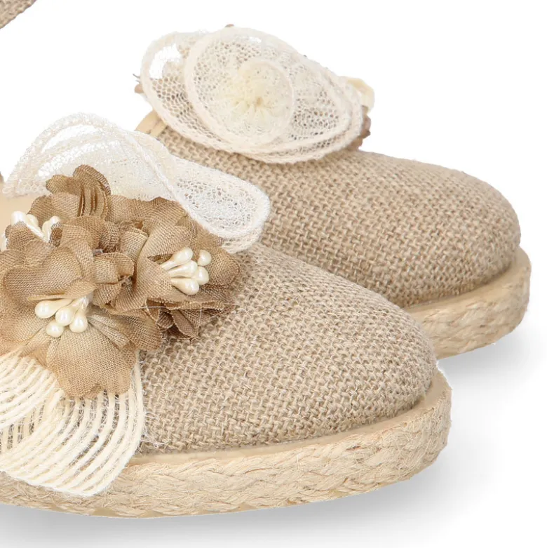 Alpargata niña arras en lino natural con diseño floral.