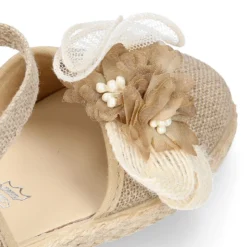 Alpargata niña arras en lino natural con diseño floral.