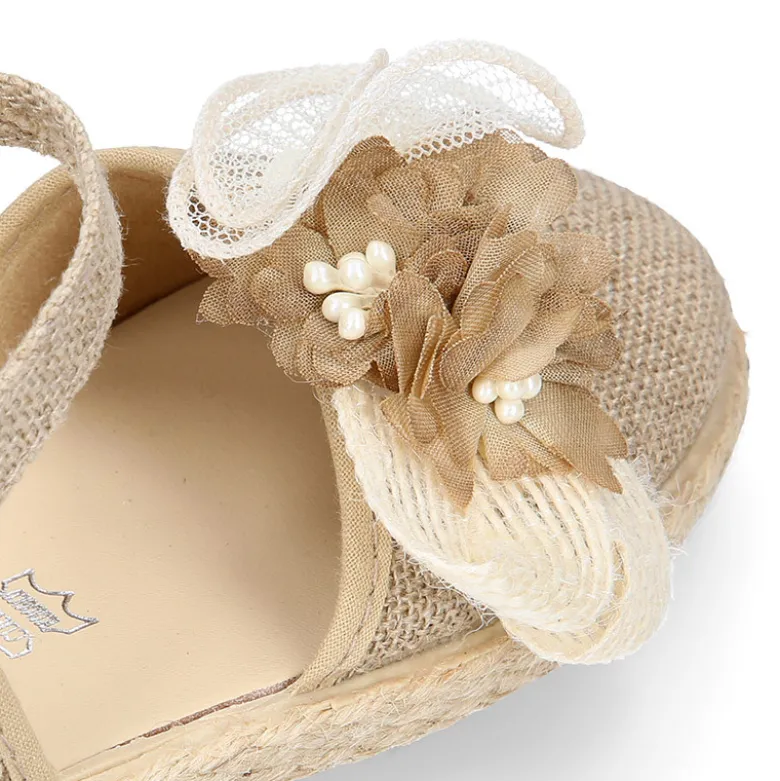 Alpargata niña arras en lino natural con diseño floral.