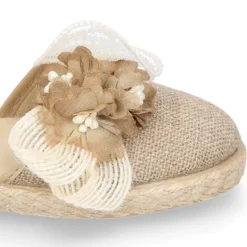 Alpargata niña arras en lino natural con diseño floral.