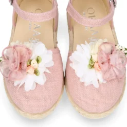 Alpargata niña arras en lino rosa palo con diseño floral.