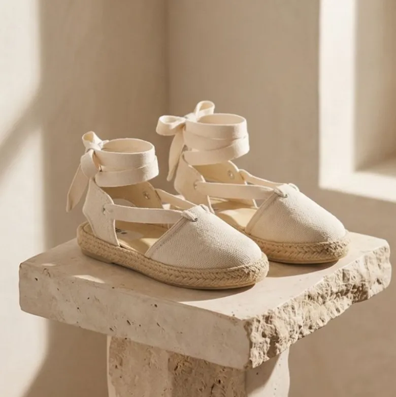 Alpargata niña beige con cintas – algodón tipo lino vestir