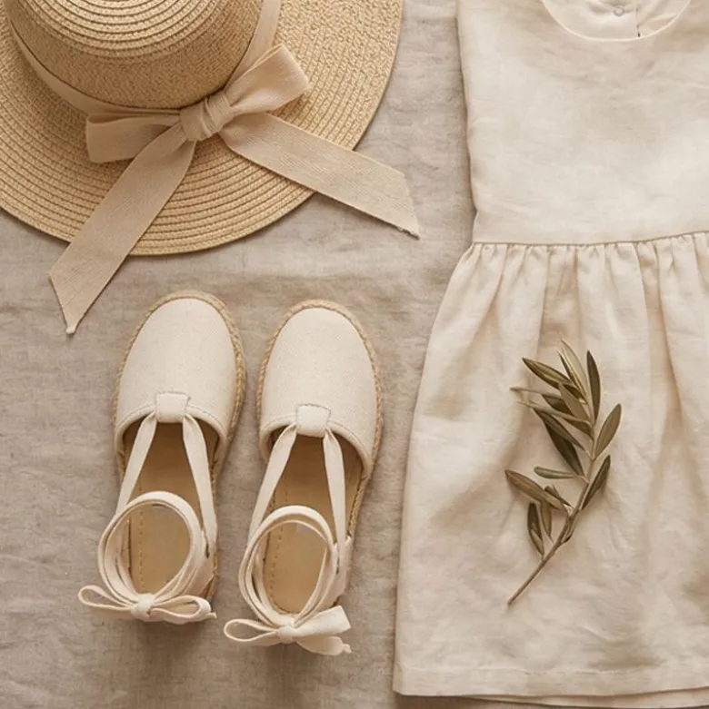 Alpargata niña beige con cintas – algodón tipo lino vestir