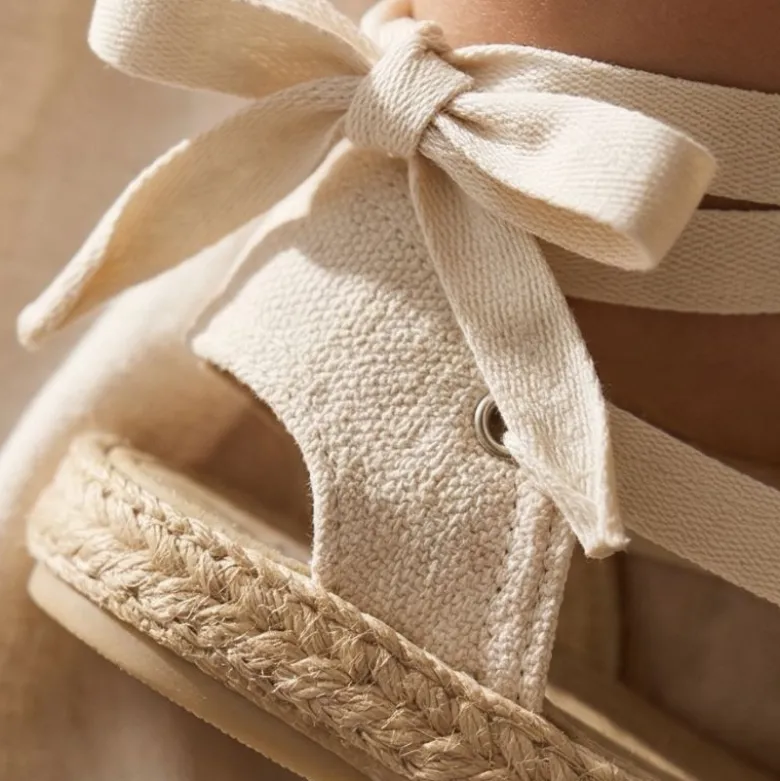 Alpargata niña beige con cintas – algodón tipo lino vestir