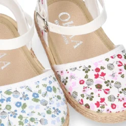 Alpargata niña con hebilla en lona con estampado de FLORES.