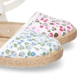 Alpargata niña con hebilla en lona con estampado de FLORES.