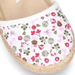 Alpargata niña con hebilla en lona con estampado de FLORES.