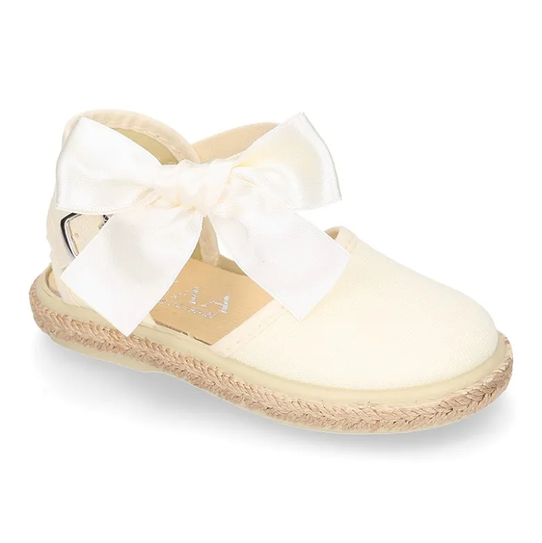 Alpargata niña con LAZO SEDA en lona piqué algodón beige.