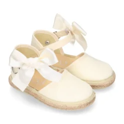 Alpargata niña con LAZO SEDA en lona piqué algodón beige.