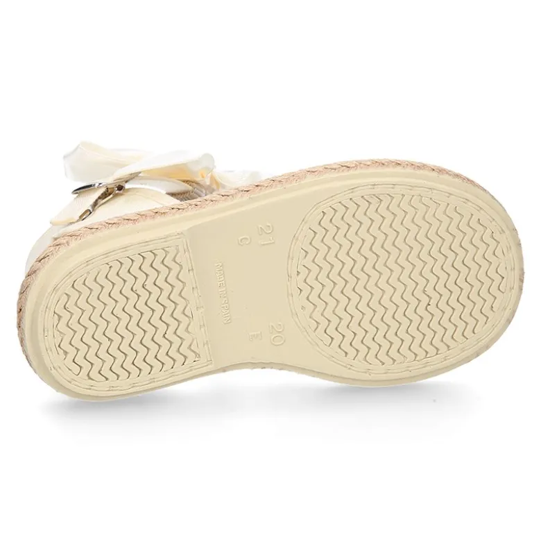 Alpargata niña con LAZO SEDA en lona piqué algodón beige.