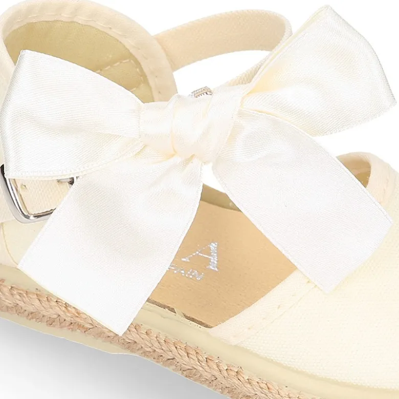 Alpargata niña con LAZO SEDA en lona piqué algodón beige.