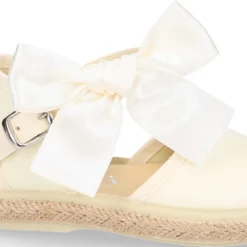 Alpargata niña con LAZO SEDA en lona piqué algodón beige.