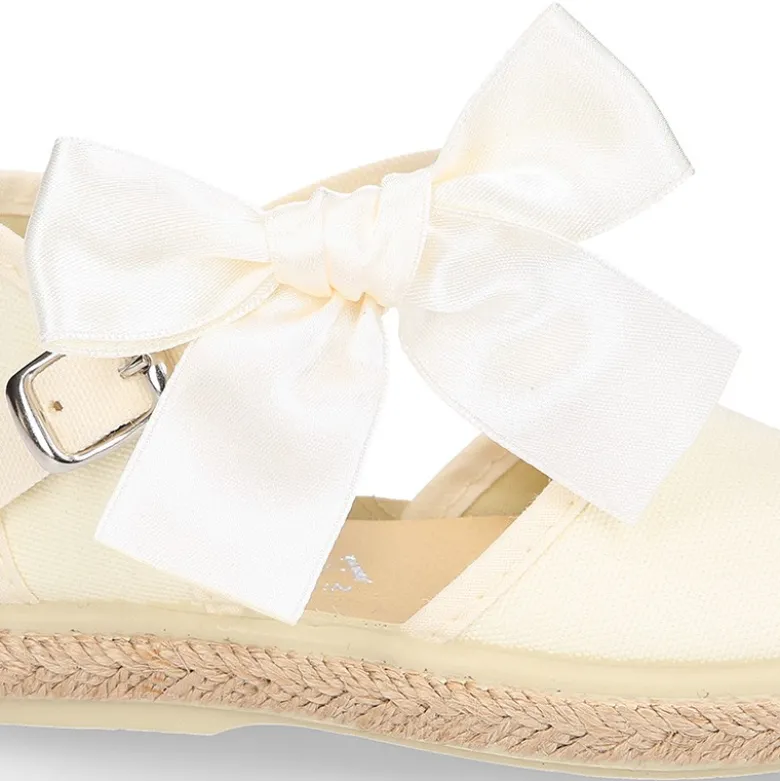 Alpargata niña con LAZO SEDA en lona piqué algodón beige.