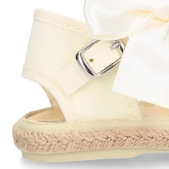 Alpargata niña con LAZO SEDA en lona piqué algodón beige.