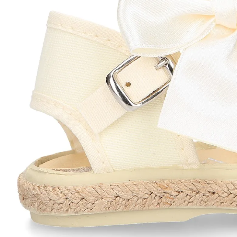 Alpargata niña con LAZO SEDA en lona piqué algodón beige.