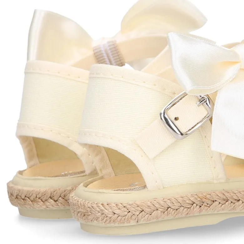 Alpargata niña con LAZO SEDA en lona piqué algodón beige.