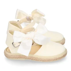 Alpargata niña con LAZO SEDA en lona piqué algodón beige.