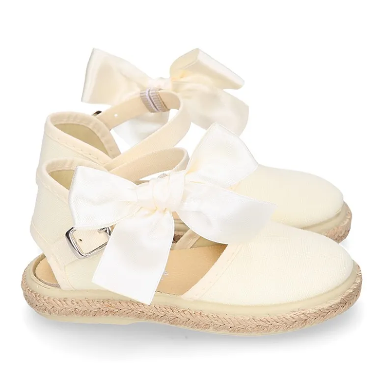 Alpargata niña con LAZO SEDA en lona piqué algodón beige.
