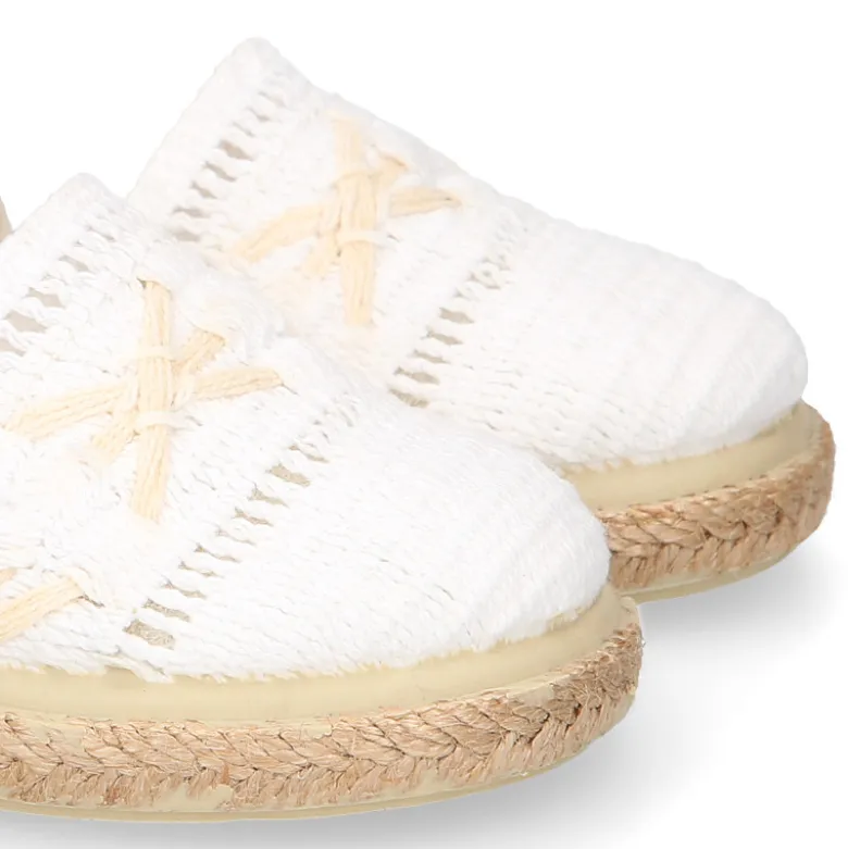 Alpargata niña en lona algodón blanco con diseño con puntilla.