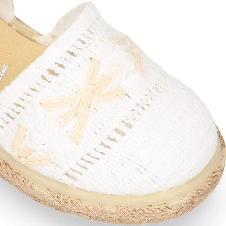 Alpargata niña en lona algodón blanco con diseño con puntilla.