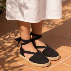Alpargata niña negra con cintas – algodón tipo lino | Fabricado en España