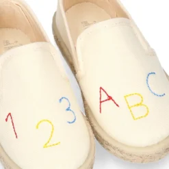 Alpargata niño números y letras con elásticos tipo SLIP ON en lona piqué.