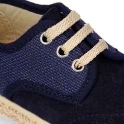 Alpargata niño tipo Blucher con cordones en piel serraje con lino natural.