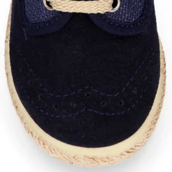 Alpargata niño tipo Blucher con cordones en piel serraje con lino natural.