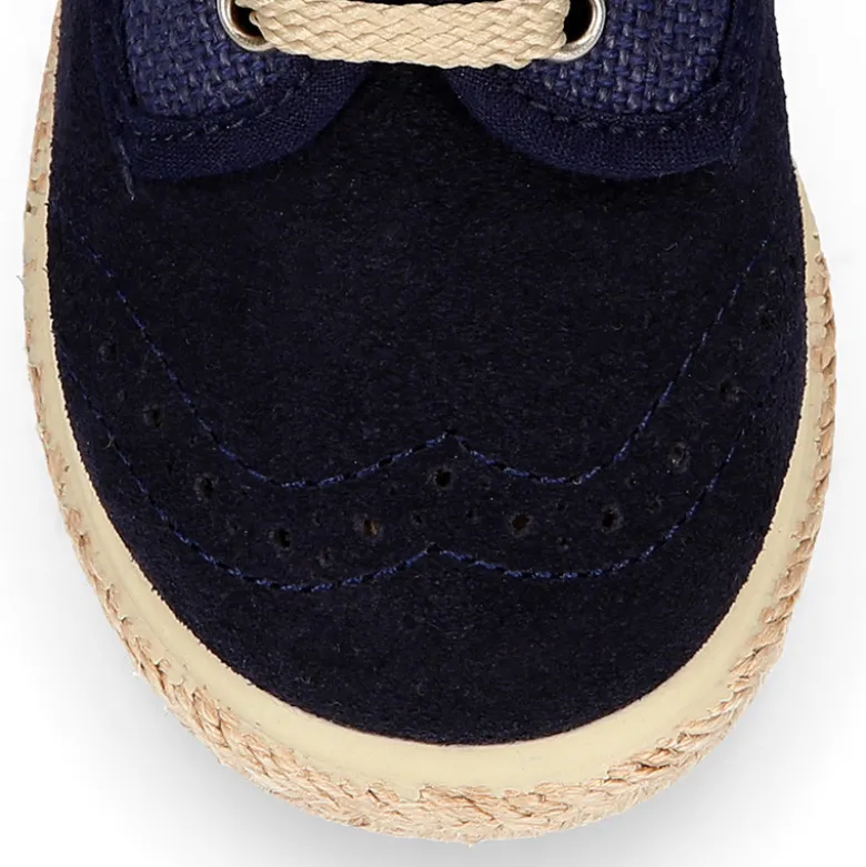 Alpargata niño tipo Blucher con cordones en piel serraje con lino natural.