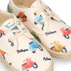 Alpargata niño tipo Blucher con cordones en lona con estampado MOTOS.