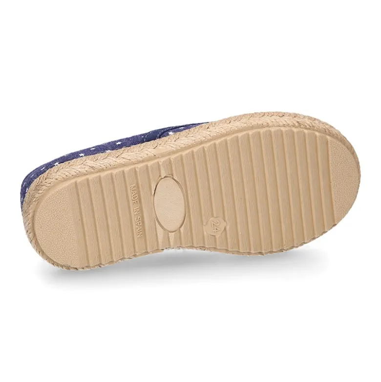 Alpargata niño tipo blucher con cordones en lona jeans con ESTRELLAS.