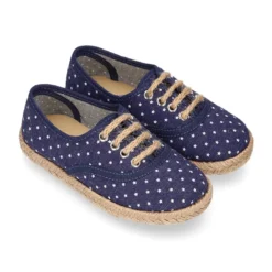 Alpargata niño tipo blucher con cordones en lona jeans con ESTRELLAS.