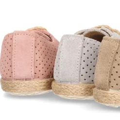 Alpargata niño tipo Blucher con cordones y picados en piel serraje.