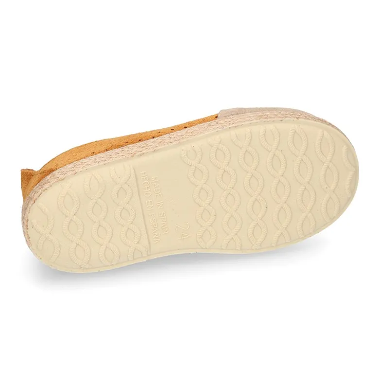 Alpargata niño tipo Zapatilla con cordones y picados en piel serraje.