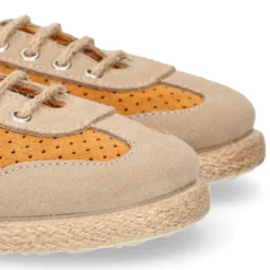 Alpargata niño tipo Zapatilla con cordones y picados en piel serraje.