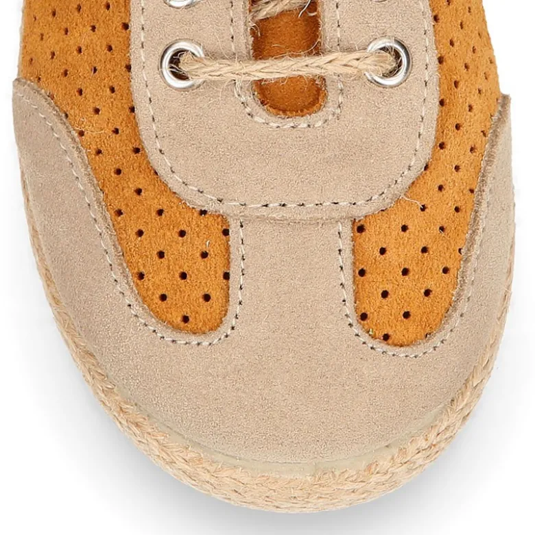 Alpargata niño tipo Zapatilla con cordones y picados en piel serraje.