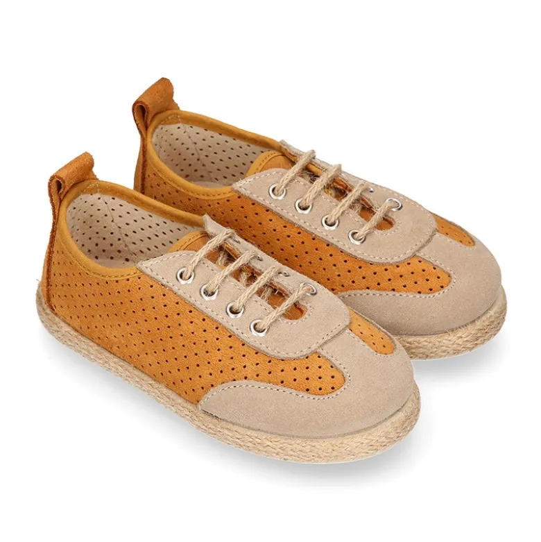 Alpargata niño tipo Zapatilla con cordones y picados en piel serraje.