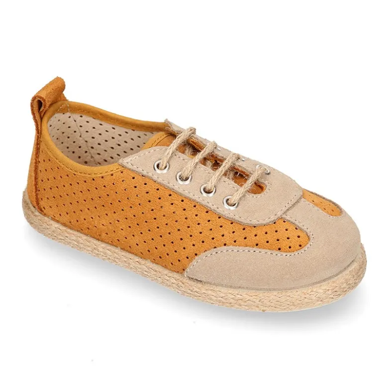 Alpargata niño tipo Zapatilla con cordones y picados en piel serraje.