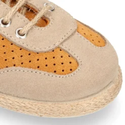 Alpargata niño tipo Zapatilla con cordones y picados en piel serraje.