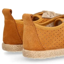 Alpargata niño tipo Zapatilla con cordones y picados en piel serraje.