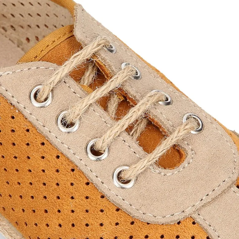 Alpargata niño tipo Zapatilla con cordones y picados en piel serraje.